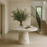 طاولة استقبال رخامية في منزل حديث